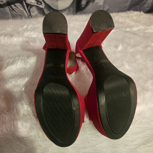 Perfect Red Heels For Holiday Season!! Size 7 - Picture 4 of 4